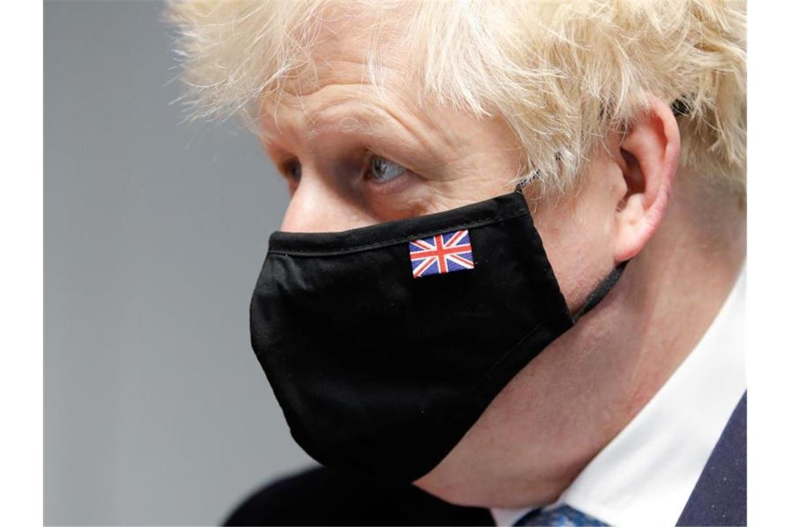 Premier Boris Johnson trägt einen Mund-Nasen-Schutz mit dem Union Jack. Foto: Phil Noble/PA Wire/dpa