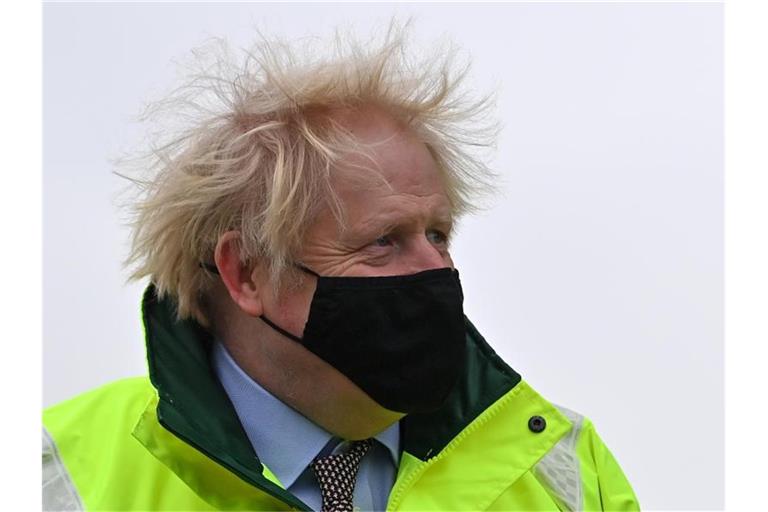 Premier Boris Johnson trotzt dem stürmischen Wetter. Foto: Paul Ellis/PA Wire/dpa