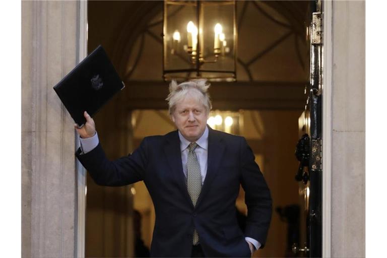 Premier Boris Johnson vor der Tür von 10 Downing Street. Foto: Matt Dunham/AP/dpa