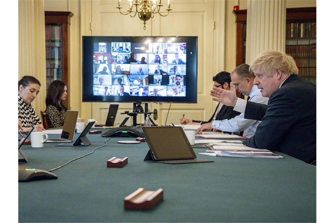 GB: Mehrheit hält Reaktion der Regierung für zu langsam Premier Boris Johnson (vorne r) leitet in der 10 Downing Street erstmals eine Kabinettssitzung per Videokonferenz. Foto: Andrew Parsons/10 Downing Street/AP/dpa