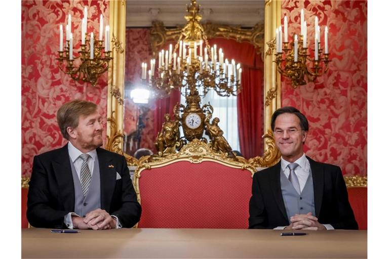 Premier Mark Rutte (r.) und König Willem-Alexander der Niederlande bei der Unterzeichnung des Königlichen Dekrets. Foto: Sem Van Der Wal/ANP/dpa