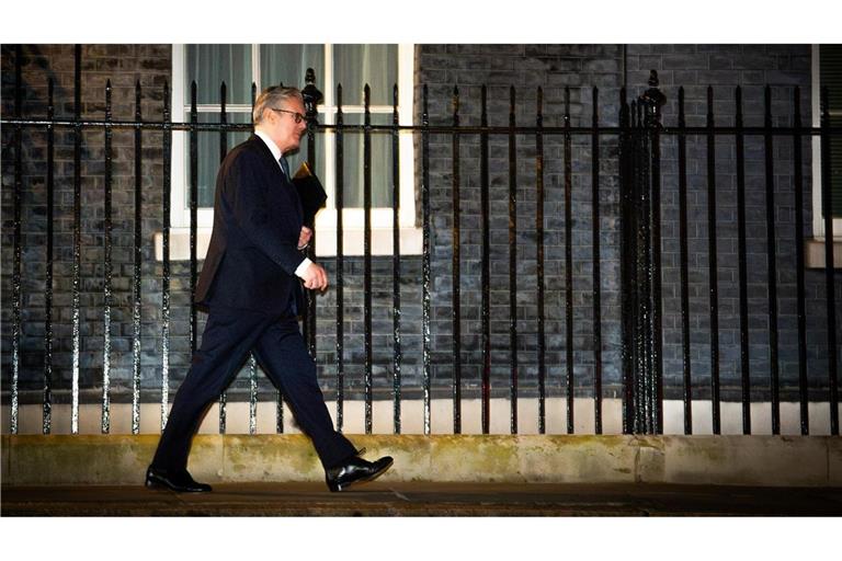 Premier Starmer gab sich vor seiner Fraktion kämpferisch - und bekam dafür viel Applaus.