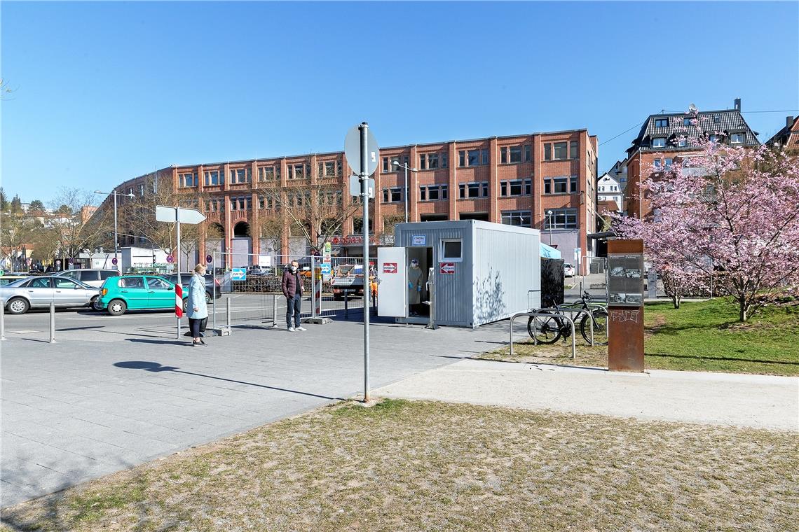 Premiere für das Testzentrum auf der Bleichwiese: Rechts- und Ordnungsamtsleiterin Gisela Blumer schaute bei Thomas Förster und dessen Team von der Johannes-Apotheke vorbei. Foto: J. Fiedler