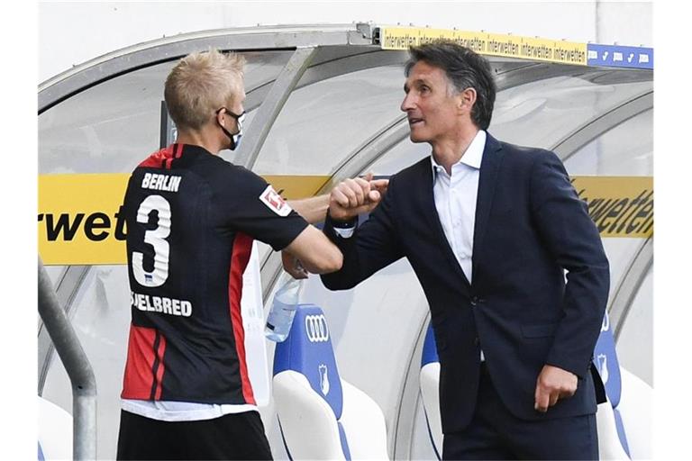 Premiere gelungen: Hertha-Coach Bruno Labbadia feiert mit Per Skjelbred den Sieg bei 1899 Hoffenheim. Foto: Thomas Kienzle/AFP/POOL/dpa