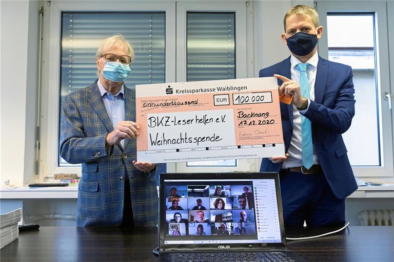 Premiere im Jubiläumsjahr: Erstmals übergaben Verleger Werner Stroh (links) und Redaktionsleiter Kornelius Fritz den symbolischen Spendenscheck über 100000 Euro im Rahmen einer Videokonferenz an die Vertreter der gemeinnützigen Organisationen und Institutionen. Foto: J. Fiedler