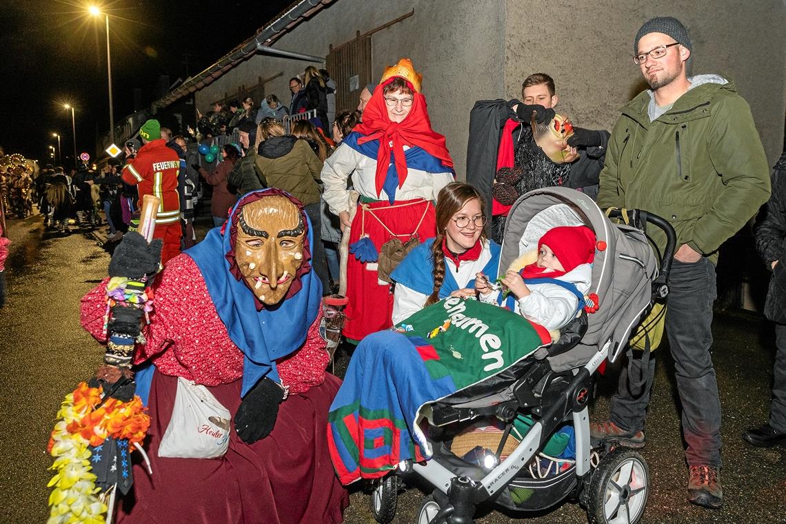 Premiere in Auenwald: Szene des Nachtumzugs. Jung und Alt sind dabei. Fotos: J. Fiedler