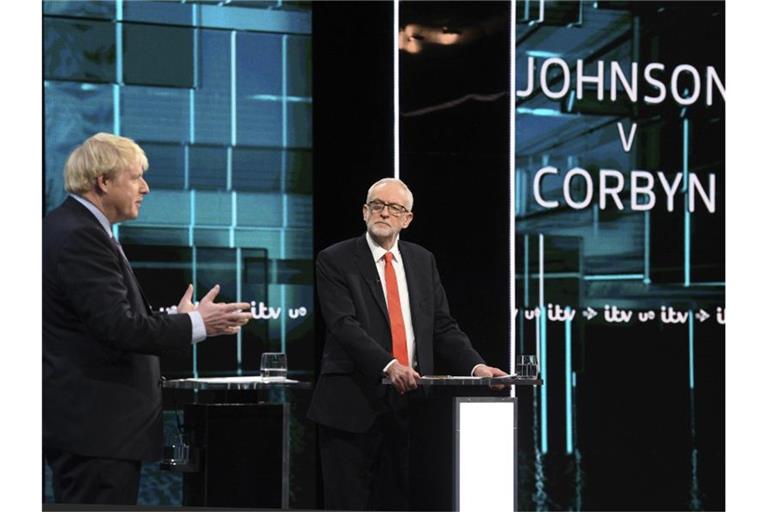 Premierminister Boris Johnson und Oppositionschef Jeremy Corbyn diskutieren während der ersten TV-Debatte im britischen Wahlkampf. Foto: Itv/AP/dpa