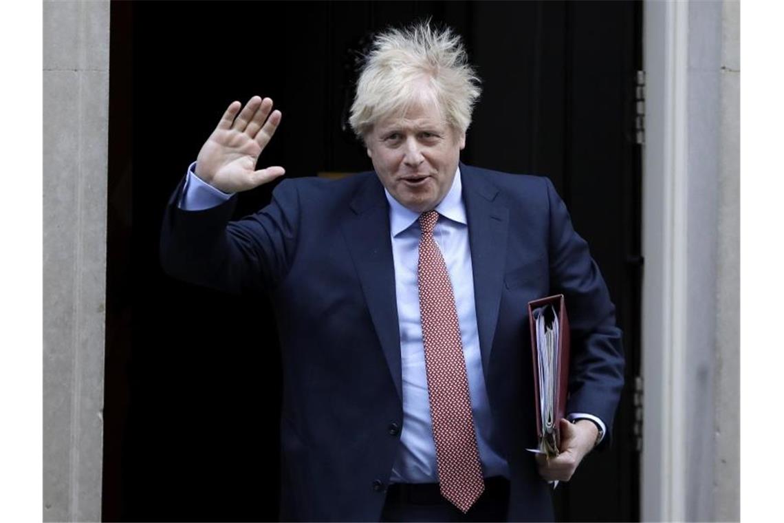 Premierminister Boris Johnson verlässt den Regierungssitz in der Downing Street in London. Foto: Kirsty Wigglesworth/AP/dpa
