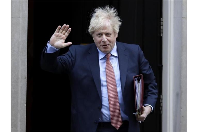 Premierminister Boris Johnson verlässt den Regierungssitz in der Downing Street in London. Foto: Kirsty Wigglesworth/AP/dpa