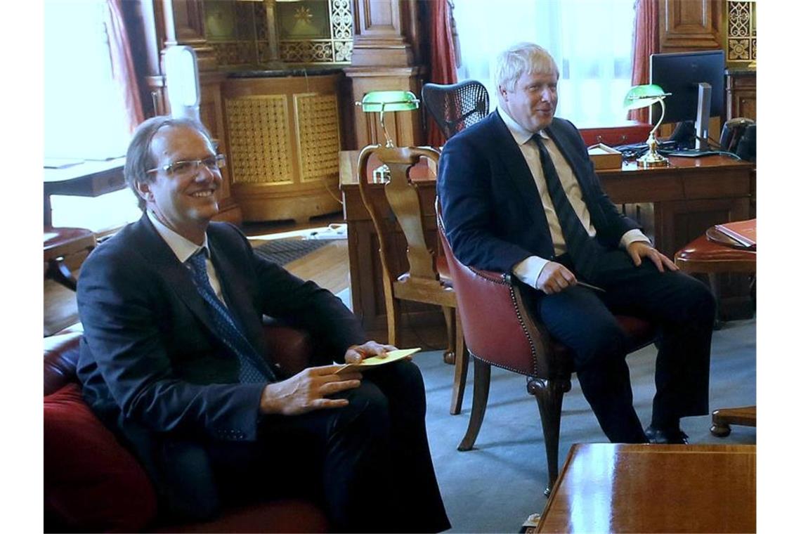 „Kollaps“ in Downing Street: Johnson zunehmend isoliert Premierminister Boris Johnson verliert seinen wichtigsten Privatsekretär Martin Reynolds (l). Foto: Kirsty Wigglesworth/PA Wire/dpa