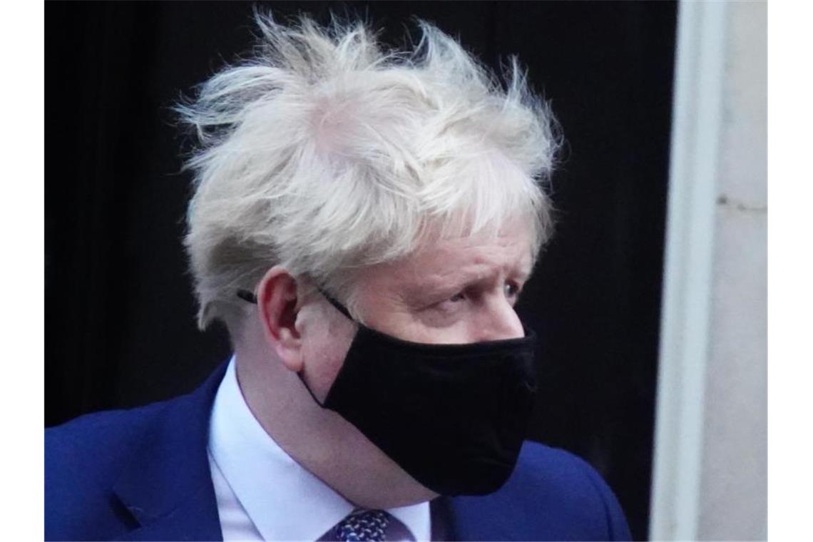 Bericht: Johnson will im Regierungssitz personell aufräumen Premierminister Boris Johnson vor dem Regierungssitz Nummer 10 Downing Street in London. Foto: Victoria Jones/PA Wire/dpa