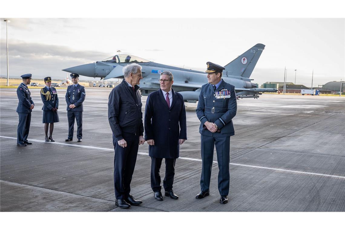 Premierminister Keir Starmer (M) und der norwegische Premierminister Jonas Gahr Store (l) unterhalten sich.