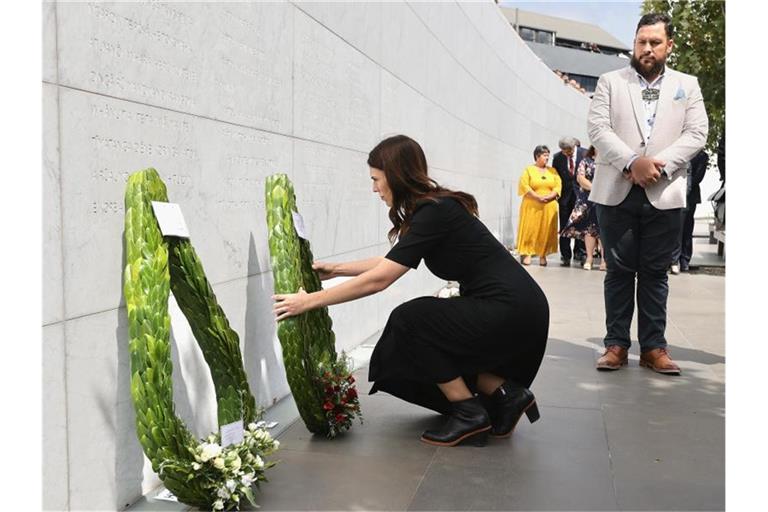 Premierministerin Jacinda Ardern legt am zehnten Jahrestag des Bebens einen Kranz nieder. Foto: Martin Hunter/AAP/dpa