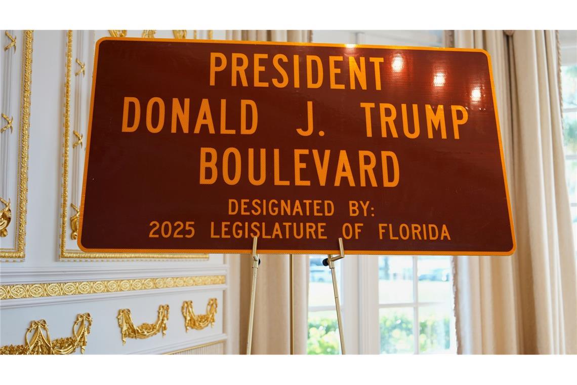 "President Donald J. Trump Boulevard" - die Straße, die zu Trumps Privatclub führt, trägt jetzt seinen Namen.