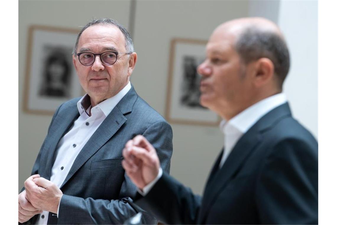 Pressekonferenz in der SPD-Zentrale: Norbert Walter-Borjans (L) und Olaf Scholz. Foto: Bernd von Jutrczenka/dpa