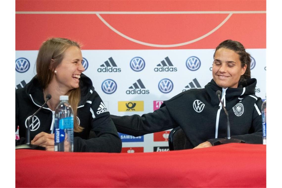 Pressekonferenz mit Klara Bühl (l): Für Dzsenifer Marozsan ist die WM in Frankreich eine Art Heimspiel. Foto: Sebastian Gollnow