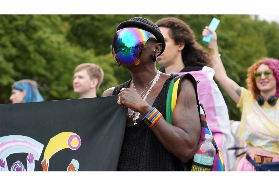Bilder des Tages Pride-Demo: Ein Teilnehmer trägt ein bunt schillerndes Visier bei einer Demonstration in Berlin unter dem Motto: "Inta* Pride Berlin 2025 - we exist!".