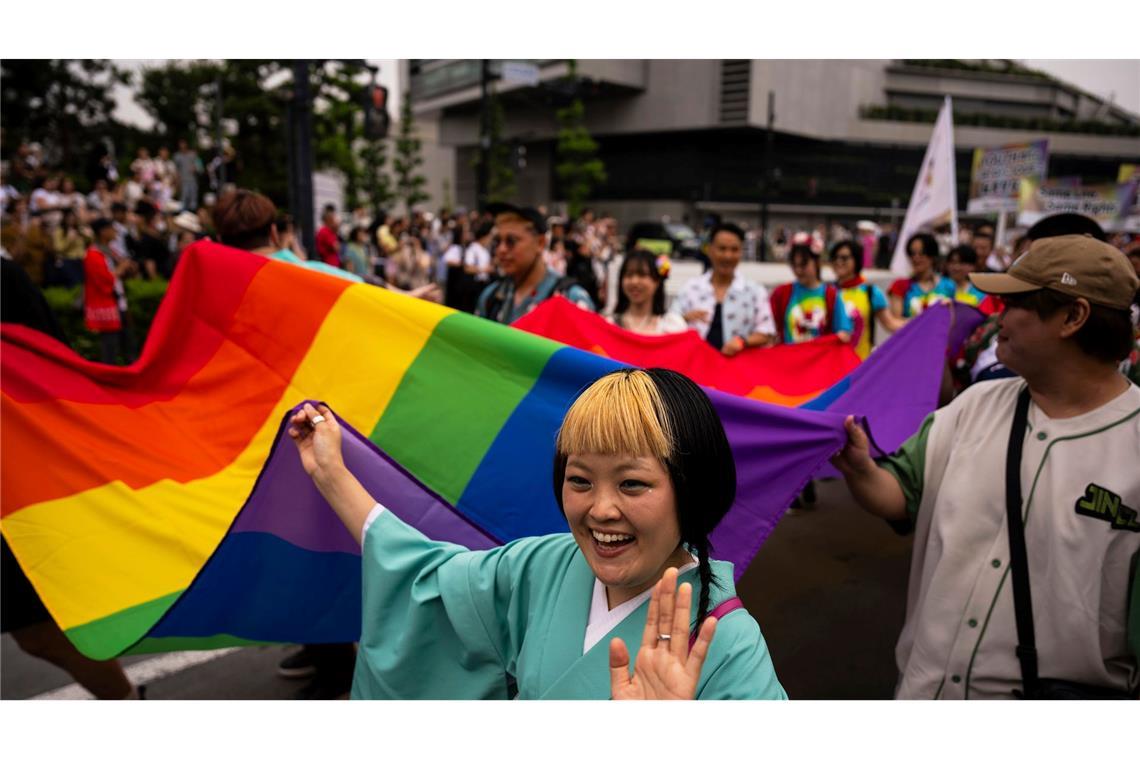 Bilder des Tages Pride-Marsch in Tokio: Menschen tragen eine Pride-Flagge, während sie am Pride-Marsch in Tokio teilnehmen.