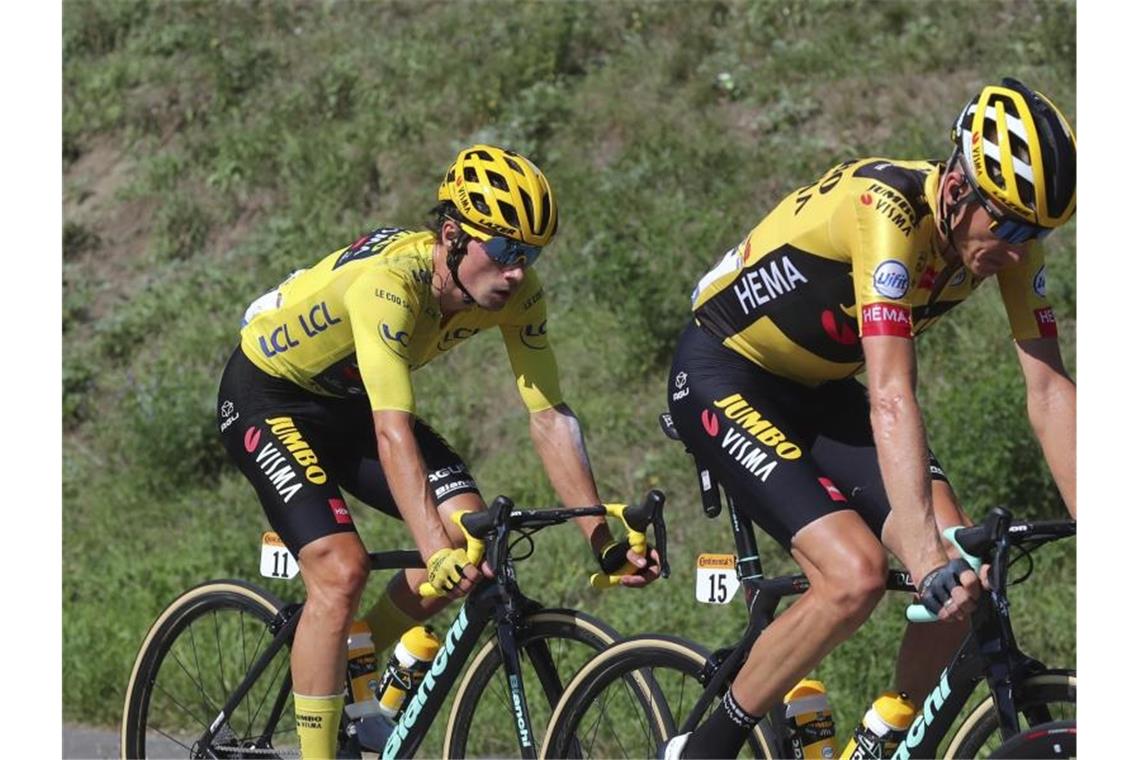 Tour: Kwiatkowski letzter Alpen-Sieger - Roglic fast am Ziel Primoz Roglic (l) verteidigte souverän das Gelbe Trikot. Foto: Thibault Camus/AP/dpa