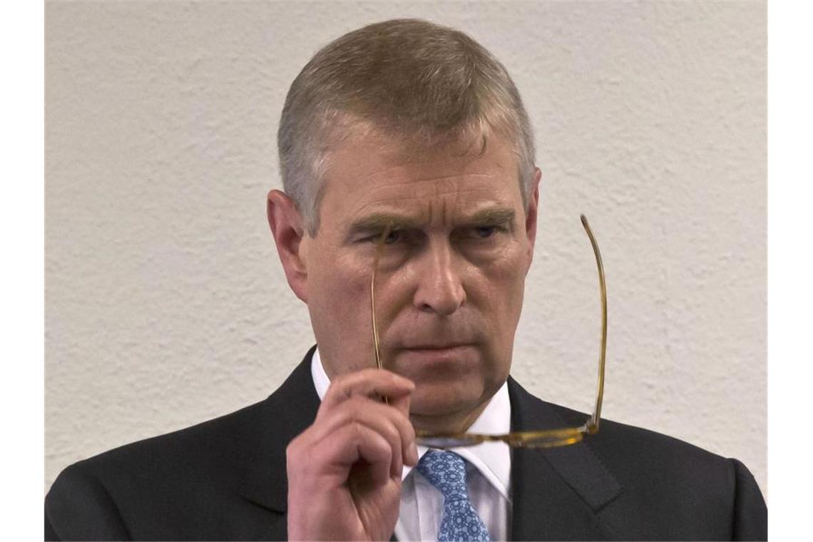 Opferanwältinnen erhöhen Druck auf Prinz Andrew Prinz Andrew hat seinen Widerstand aufgegeben. Foto: Michel Euler/AP/dpa