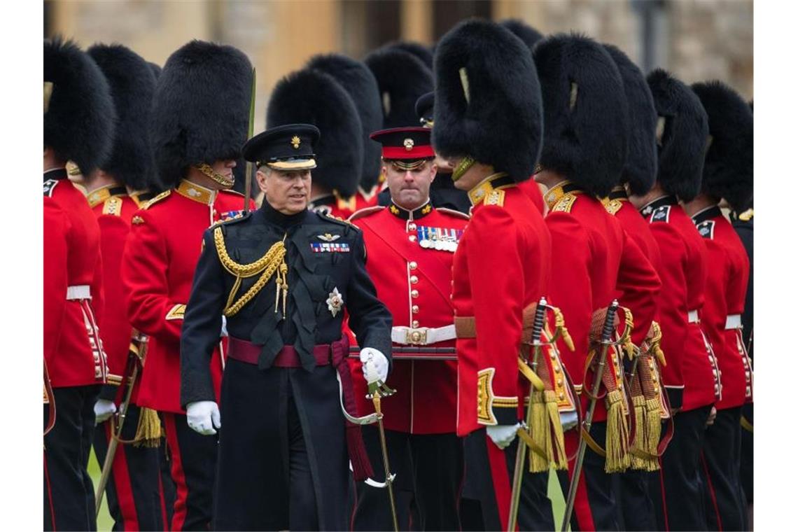 Missbrauchsprozess in New York? Wie es für Andrew weitergeht Prinz Andrew (M), Herzog von York, mit Regimentsmitgliedern der Grenadier Guards im Windsor Castle (2019). Foto: Dominic Lipinski/PA Wire/dpa