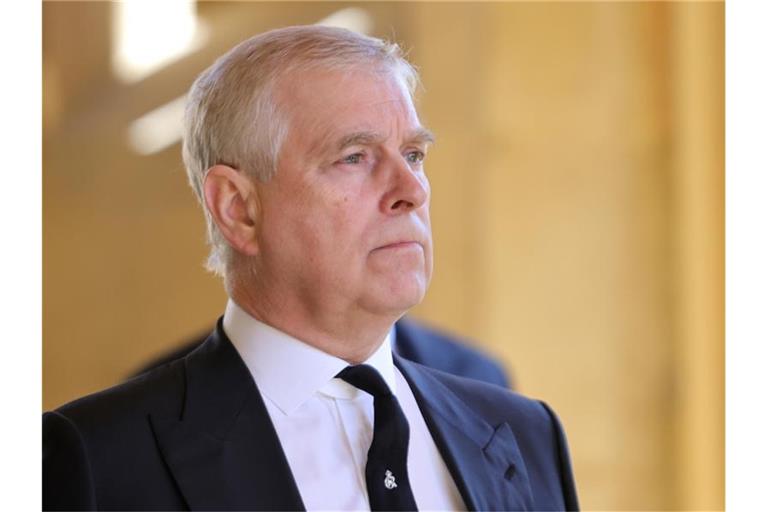 Prinz Andrew steht mit dem Rücken zur Wand. Foto: Chris Jackson/PA Wire/dpa