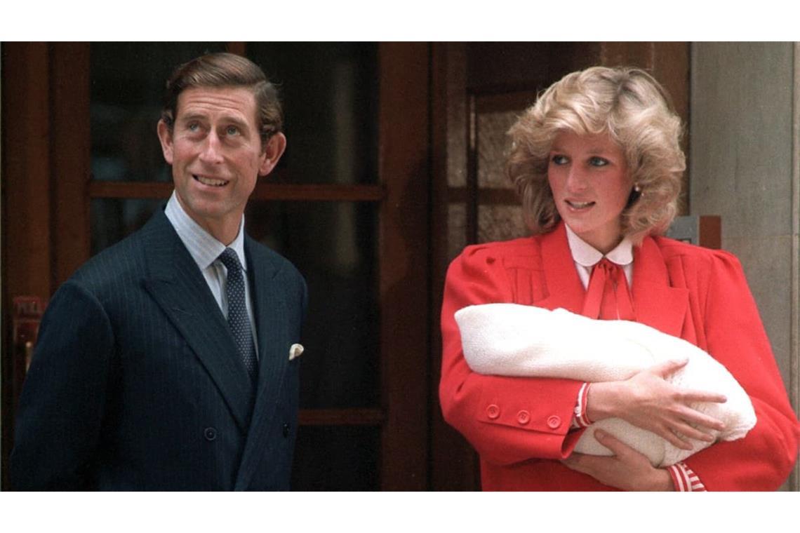 Prinz Charles und Prinzessin Diana posieren am 16.9.1984 beim Verlassen des Londoner St. Mary's Hospital mit ihrem zweiten Sohn Harry.