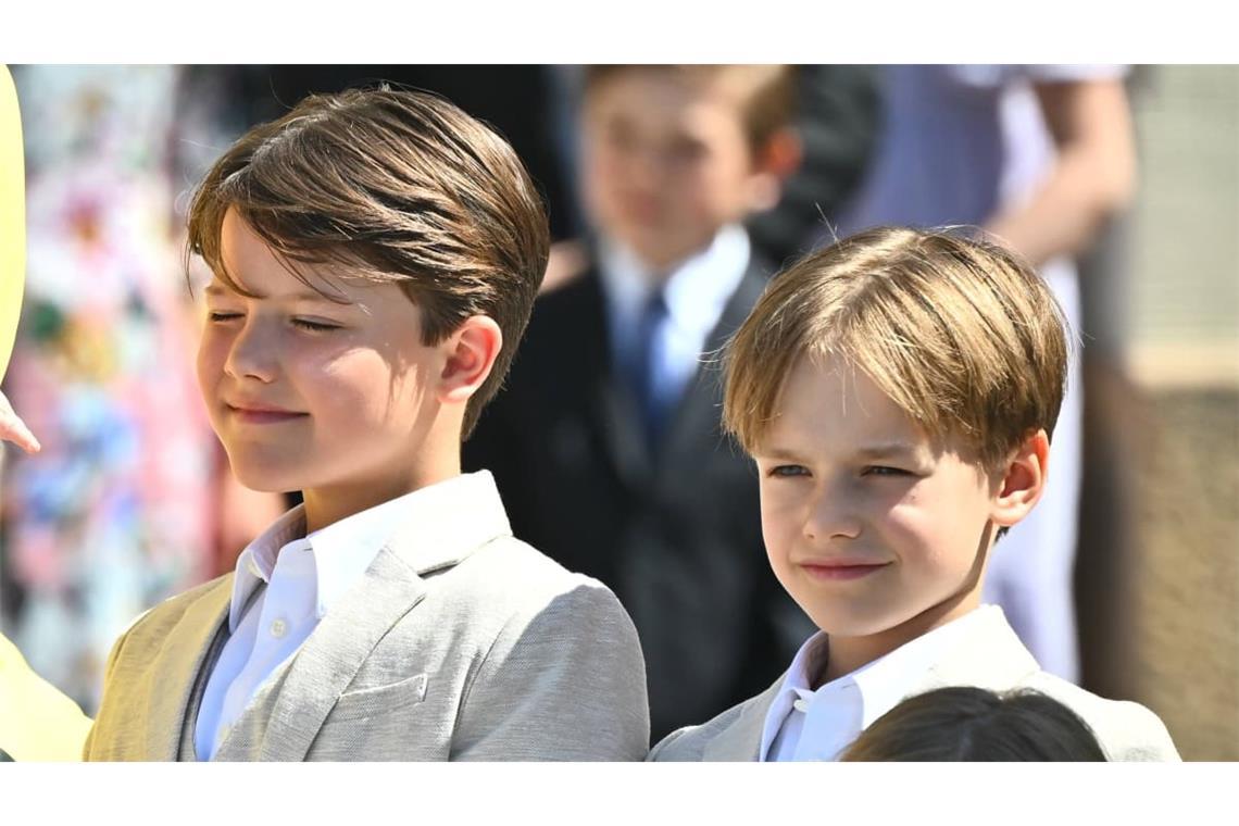 Prinz Gabriel (rechts) mit seinem älteren Bruder Alexander (links) und dem jüngeren Julian (vorne) nach der Taufe von Prinzessin Ines 2025 vor der Schlosskirche von Drottningholm.