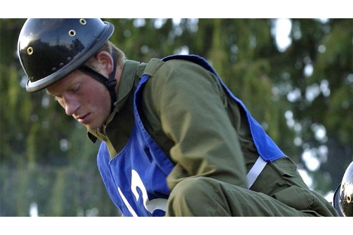 Prinz Harry bei einer Militärübung in Westbury (Wiltshire) teil. Im Sommer 2004 begann er seine Militärausbildung.