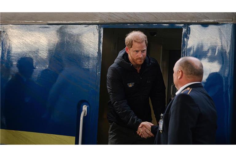 Prinz Harry bei seiner Ankunft am Hauptbahnhof in Kiew.