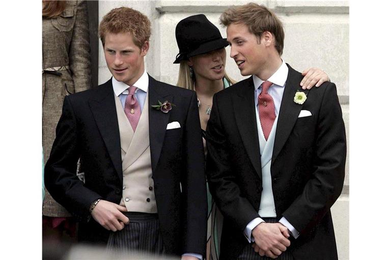 Prinz Harry, Cousine Zara Phillips und Prinz William während der Hochzeit von Charles und Camilla.