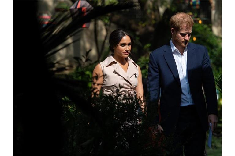 Prinz Harry, damals Herzog von Sussex und seine Frau Herzogin Meghan bei einem Empfang in der britischen Residenz während ihrer Afrikareise. Herzogin Meghan hat bei ihrer Klage gegen den Verlag der britischen Boulevardzeitung „Mail on Sunday“, Associated Newspapers, bei einer Voranhörung am 24.04.2020 in London schwere Vorwürfe erhoben. (zu dpa "Rechtsstreit mit Boulevardblatt: Schießt Meghan ein Eigentor? "). Foto: Dominic Lipinski/PA Wire/dpa
