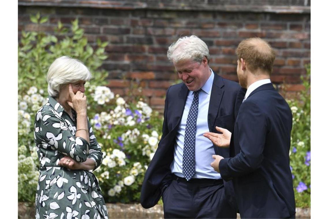 Prinz Harry im Gespräch mit seiner Tante, Lady Jane Fellowes und seinem Onkel, Charles Spencer. Foto: Dominic Lipinski/Pool PA/AP/dpa