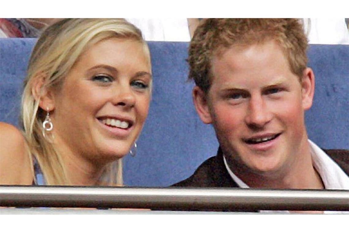 Prinz Harry und Chelsy Davy beim Gedenkkonzert für Prinzessin Diana im Wembley-Stadion in London. Mit der aus Simbabwe stammenden Davy war Harry rund sechs Jahre lang liiert.