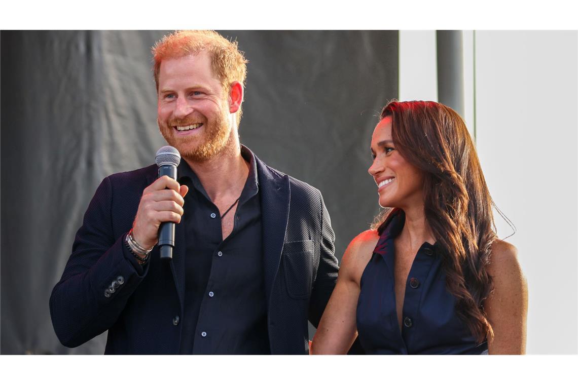Prinz Harry und Herzogin Meghan packen in einer Gemeinschaftsküche mit an. (Archivbild)