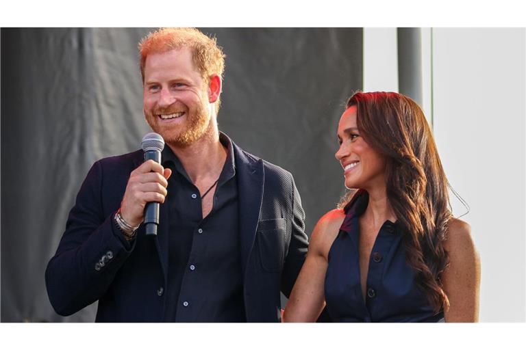 Prinz Harry und Herzogin Meghan packen in einer Gemeinschaftsküche mit an. (Archivbild)