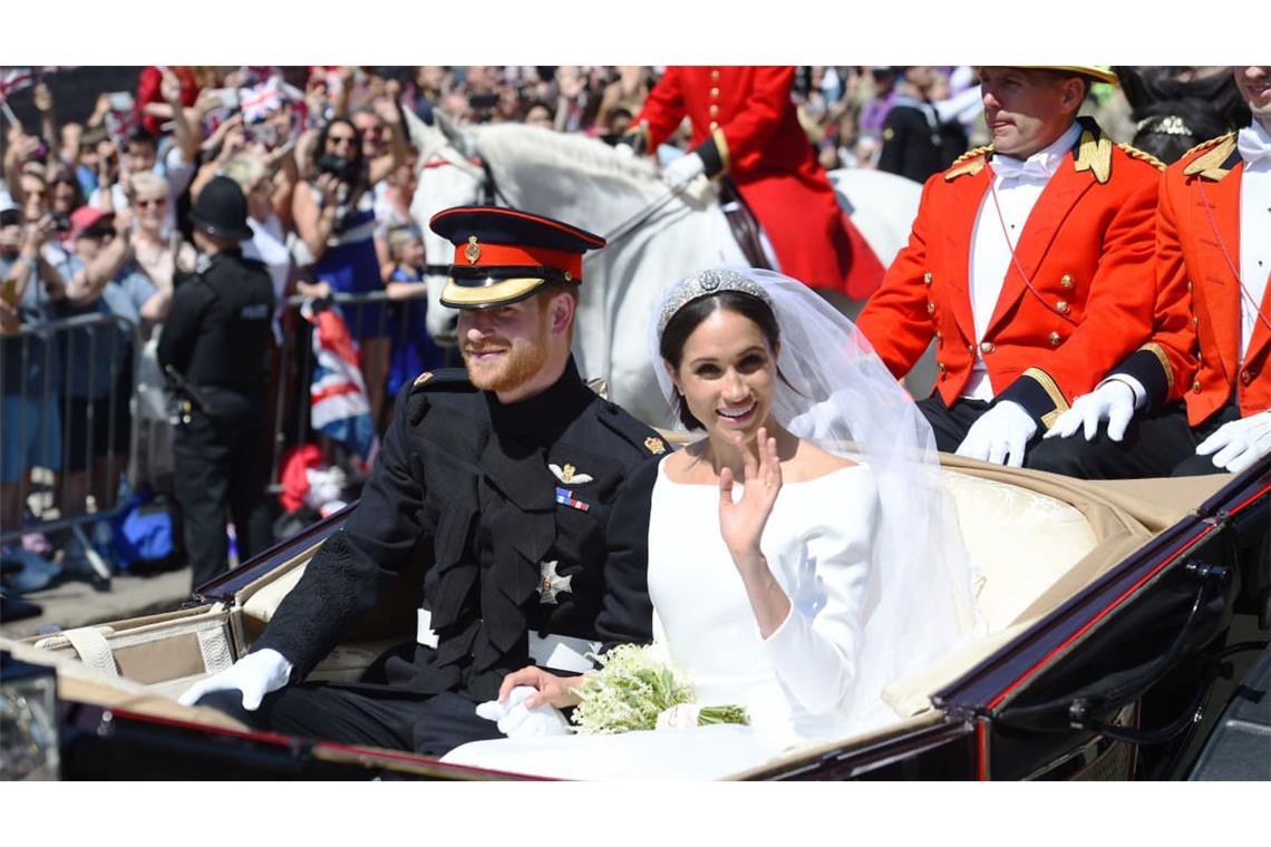 Prinz Harry und seine Frau Meghan fahren nach der Trauung in der Pferdekutsche "Ascot Landau" an den Victoria Barracks vorbei.