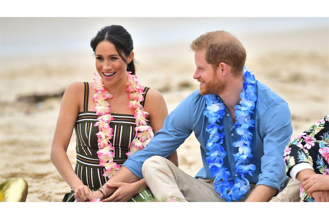 Prinz Harry und seine Frau Meghan sitzen am Strand von Bondi und tragen Blumenketten. Prinz Harry und seine Frau Meghan sind 2018 auf ihrer ersten offiziellen gemeinsamen Auslandsreise seit der Hochzeit und machen eine 16-Tägige Tour durch Australien, Neuseeland, die Fidschi-Inseln und das Königreich Tonga.