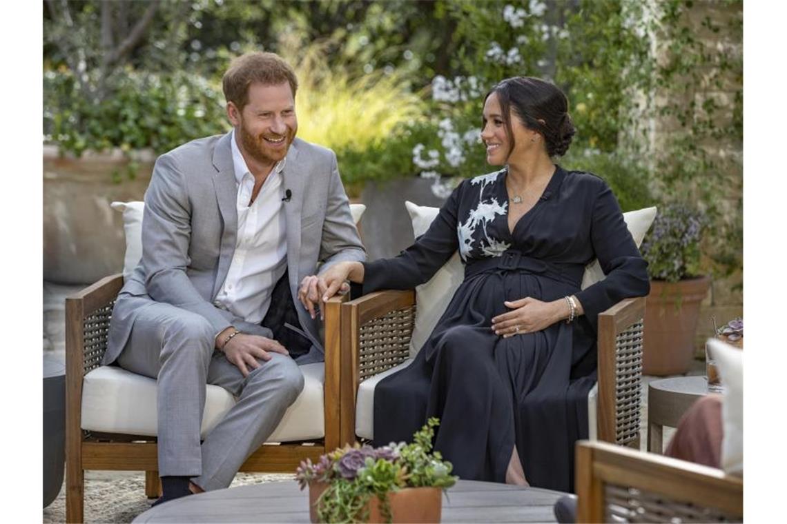 Prinz Harry von Großbritannien und seine Ehefrau Herzogin Meghan während des Interviews mit der US-Moderatorin Winfrey. Foto: Joe Pugliese/Harpo Productions/AP/dpa