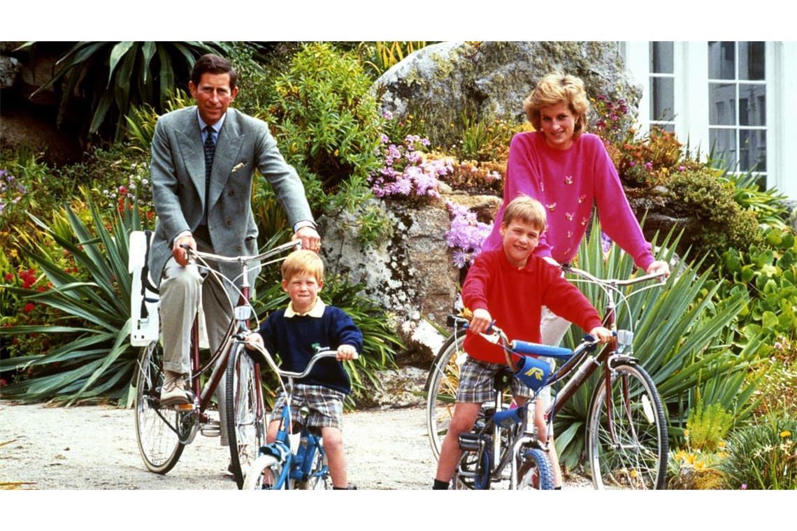 Prinz Harry (vorne links) bei einer Fahrrad-Tour während eines Urlaubs im Jahr 1989 mit seinen Eltern Charles und Diana sowie seinem älteren Bruder William.