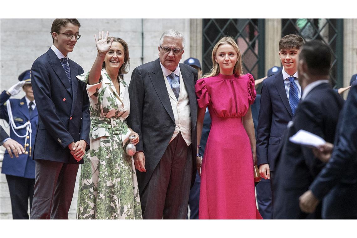 Überraschender Nachwuchs in Belgiens Königshaus Prinz Laurent (Bildmitte), hier im Kreise seiner Familie, hat überraschend Nachwuchs bekommen. Er präsentierte seinem Volk einen unehelichen Sohn.