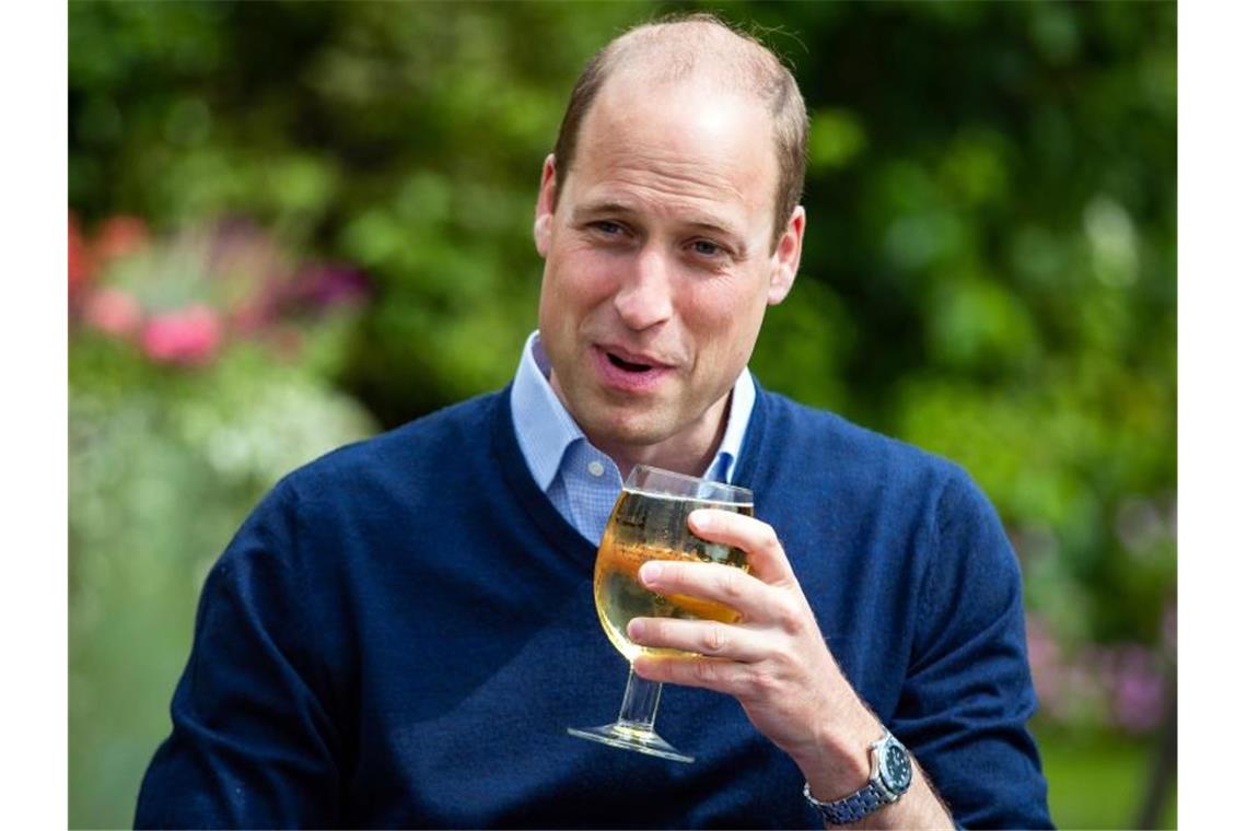 Pubs in England dürfen wieder öffnen Prinz William hält ein Glas mit Aspalls Cidre bei seinem Besuch im Pub „The Rose and Crown“ im Dorf Snettisham. Foto: Aaron Chown/PA Wire/dpa