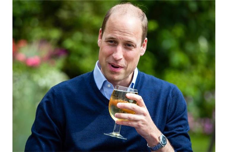 Prinz William hält ein Glas mit Aspalls Cidre bei seinem Besuch im Pub „The Rose and Crown“ im Dorf Snettisham. Foto: Aaron Chown/PA Wire/dpa