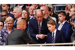Prinz William kommt zum Pokalfinale des englischen Fußballverbands FA in Begleitung seines Sohnes George.