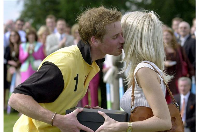 Prinz William küsst das Model Claudia Schiffer im Jahr 2002, nachdem er als Mitglied der siegreichen Polo-Mannschaft bei einem Wohltätigkeits-Polo-Turnier im Ashe Park in Hampshire den Porcelanosa-Pokal entgegengenommen hatte.