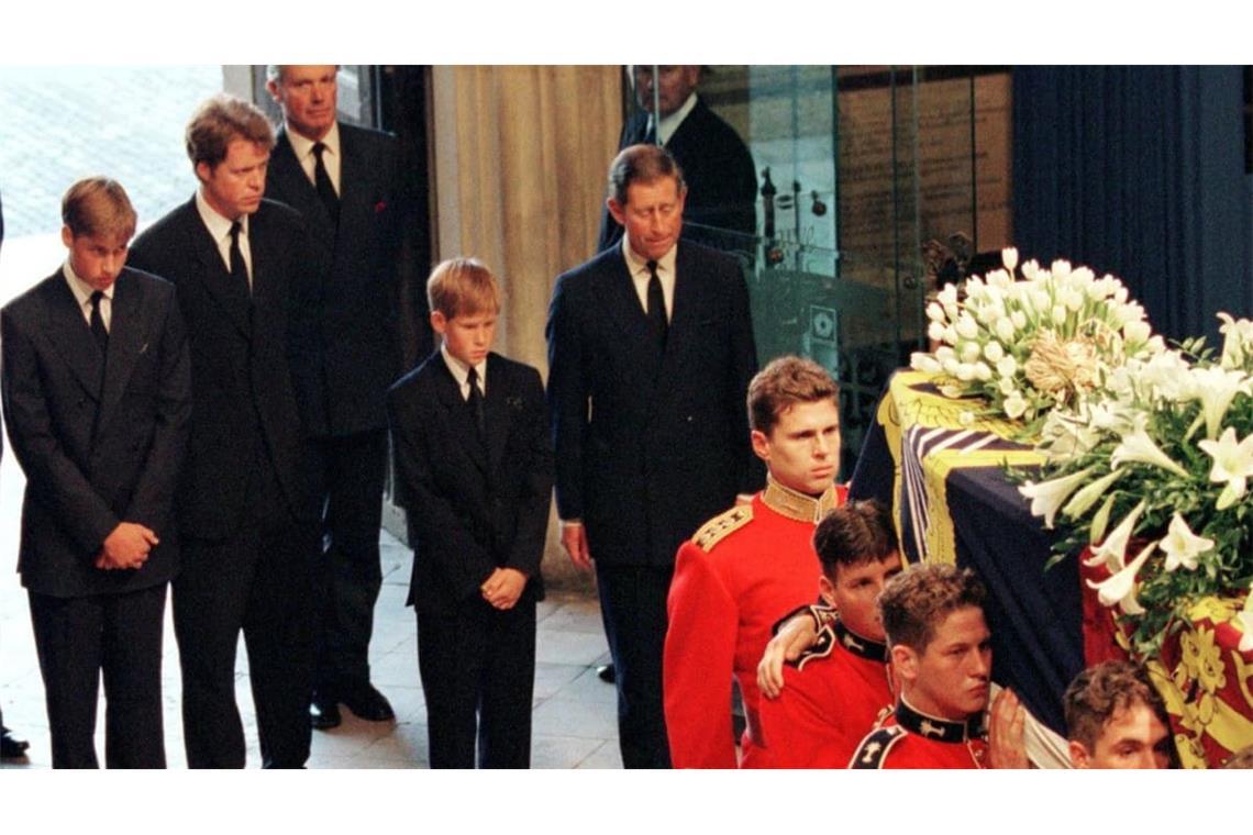 Prinz William (l-r), Dianas Bruder Charles Spencer, Prinz Harry und Prinz Charles stehen 1997 hinter dem Sarg von Prinzessin Diana auf dem Weg zur Trauerfeier in der Londoner Westminster Abtei.