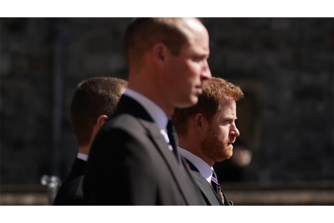 Prinz William (l) und sein Bruder Prinz Harry nehmen an einem Trauermarsch auf Schloss Windsor teil. Die Trauerfeier und Beisetzung von Queen-Ehemann Prinz Philip, Herzog von Edinburg, fand auf Schloss Windsor statt. Prinz Philip war am 9. April 2021 im Alter von 99 Jahren gestorben.