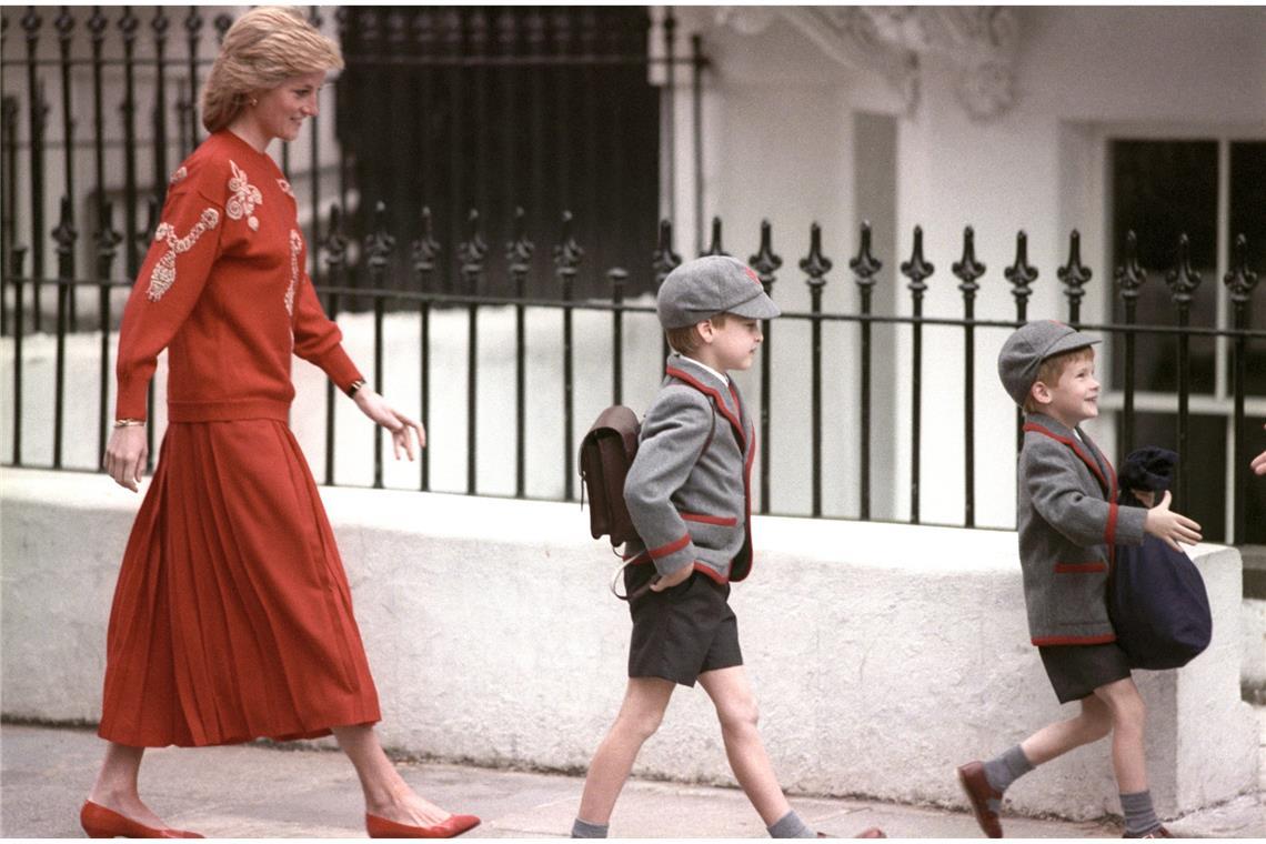 Prinz William (M) und Prinz Harry gehen an Harrys erstem Schultag in Begleitung ihrer Mutter Diana, Prinzessin von Wales, zur Schule.