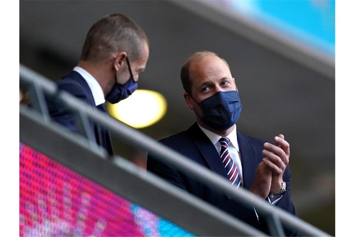 Prinz William (r), Herzog von Cambridge, steht beim Spiel gegen Tschechien auf der Tribüne. Foto: Mike Egerton/PA Wire/dpa