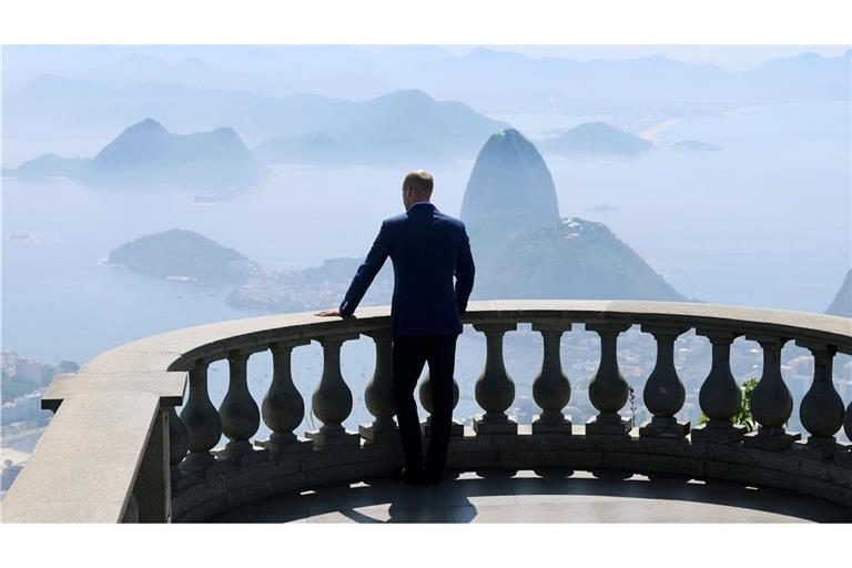 Prinz William schaut von einem Aussichtspunkt an der Christusstatue auf dem Berg Corcovado in Rio de Janeiro auf den Zuckerhut.